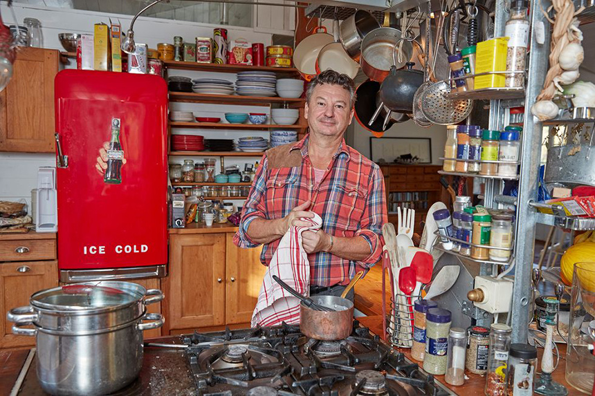 Anders Ekborg stående framför spisen i sitt kök