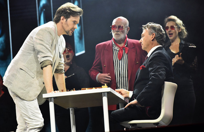 Freddie och Anatolij spelar schack. 