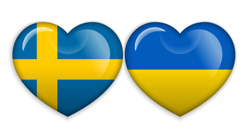 Sveriges och Ukrainas flaggor i form av hjärtan.