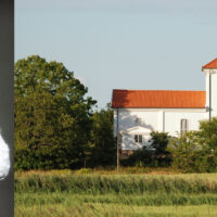 Anders Ekborg i vit skjorta och svart väst samt Flatö Kyrka. Fotocollage inför sommarkonsert.