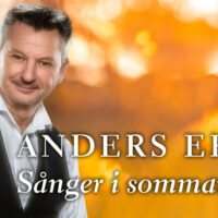 Anders i vit skjorta och svart väst mot guldgul bakgrund. Liten inklippt bild på Bengt. Promotionbild inför Sånger i sommarens famn.
